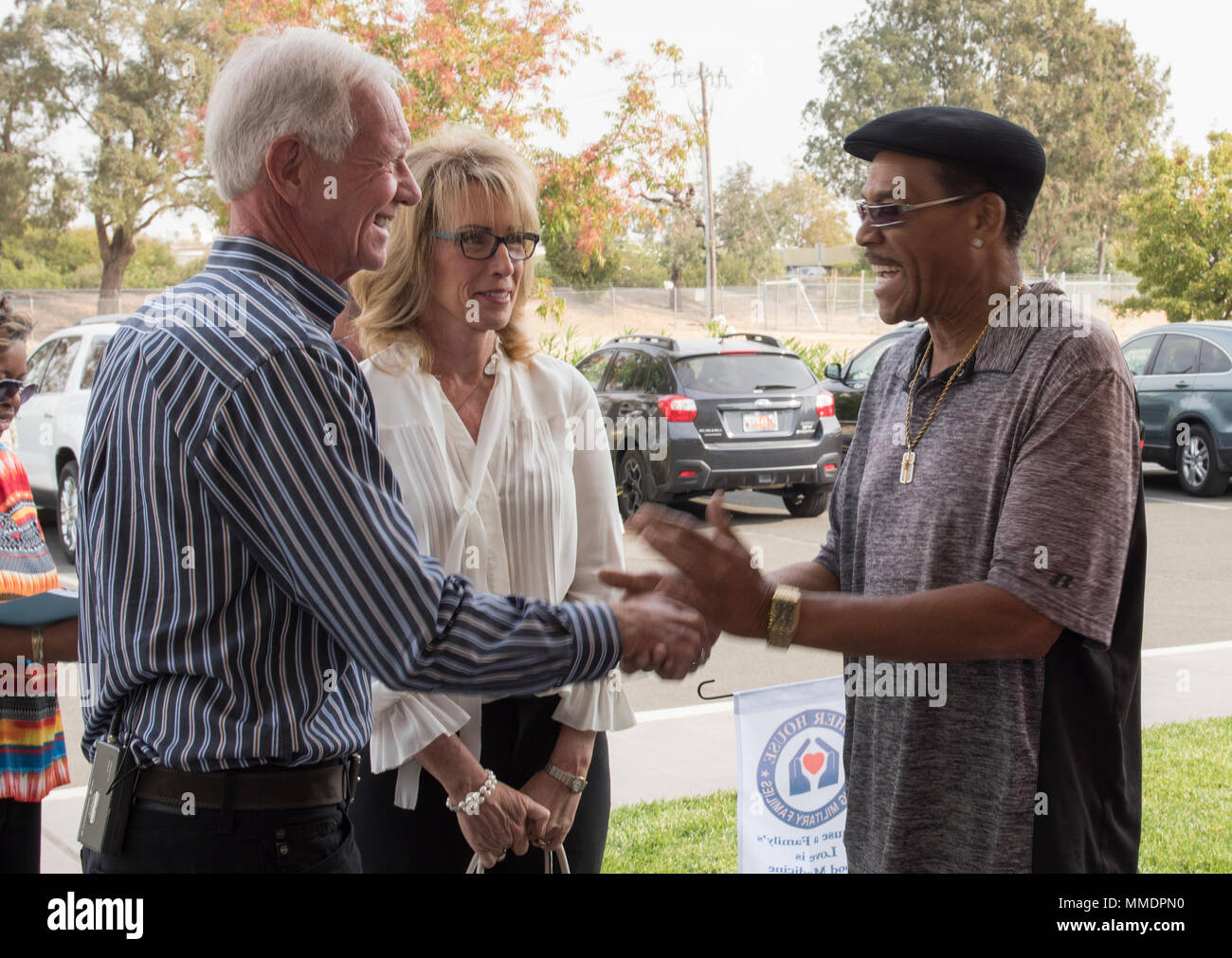 Ex pilota di linea Chesley "Sully" Sullenberger III e la moglie di Lorrie visitare la casa di Fisher a Travis Air Force Base, Calif, Ottobre 17, 2017. Il Sullenbergers incontrato Fisher rappresentanti della casa e delle famiglie per saperne di più circa la casa di Fisher Foundation, iniziato da Zaccaria ed Elisabetta Fisher nel 1991 per soddisfare il bisogno di alloggio temporaneo strutture per famiglie a militari principali centri medici. Sullenberger ha avuto la possibilità di interagire con il passato e il presente di residenti presso lo stabilimento e sapere in che modo hanno tratto beneficio dall'esperienza. Sullenberger è un 1973 Air Force Academy gradua Foto Stock