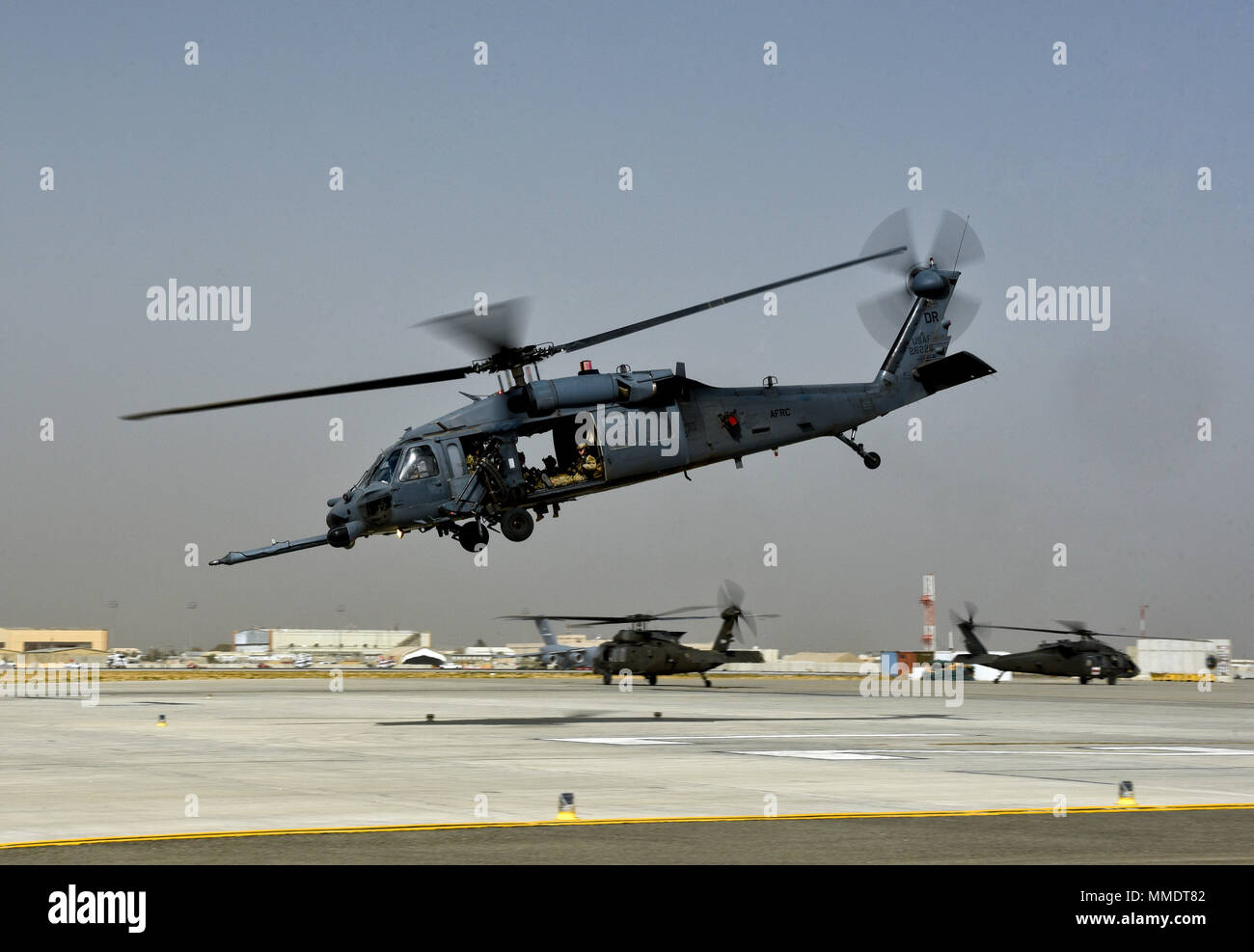 Un'ottantatreesimo Expeditionary squadrone di salvataggio HH-60 Pave Hawk decolla da Bagram Airfield, Afghanistan, Ottobre 22, 2017. L'ottantatreesimo ERQS ha effettuato un volo congiunto con gli Stati Uniti Esercito CH-47 Chinooks in preparazione per la CH-47 presa in consegna per la HH-60. L'ottantatreesimo ERQS, che è stata rigorosamente U.S. Il personale dell'Air Force, sarà un gruppo misto contenente Aria forza pararescuemen e il salvataggio durante il combattimento e gli ufficiali e U.S. Gli elicotteri dell esercito e i piloti. (U.S. Air Force photo by Staff Sgt. Benjamin Gonsier) Foto Stock