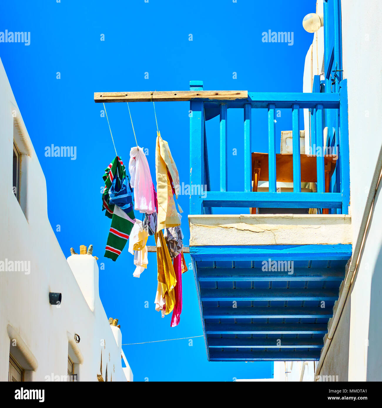 Arieggiare i vestiti su un balcone a Mykonos, Grecia Foto Stock