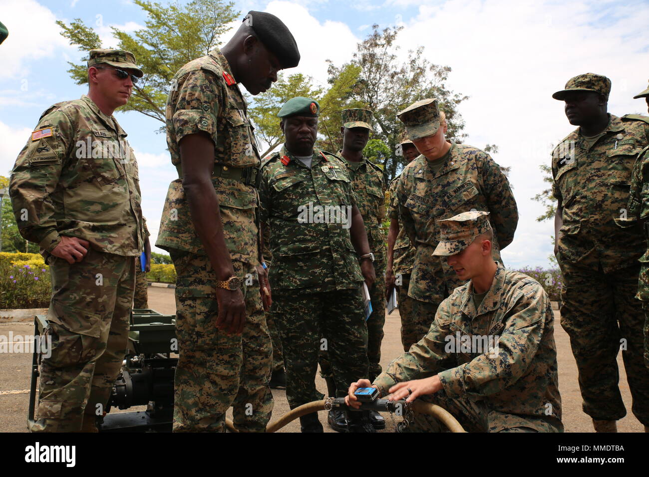 Un U.S. Marine assegnato a scopo speciale Air-Ground Marine Task Force Response-Africa crisi logistica elemento di combattimento ospitare un display statico dopo la cerimonia di laurea a Camp Jinja, Uganda, 13 ottobre, 2017. SPMAGTF-CR-AF LCE i membri del servizio facilitata 8 settimane di missione di formazione in Uganda. SPMAGTF-CR-AF Marines dispiegato per condurre una crisi-risposta e il teatro delle operazioni di sicurezza in Europa e in Africa. (U.S. Marine Corps Photo by Lance Cpl. Patrick Osino) Foto Stock