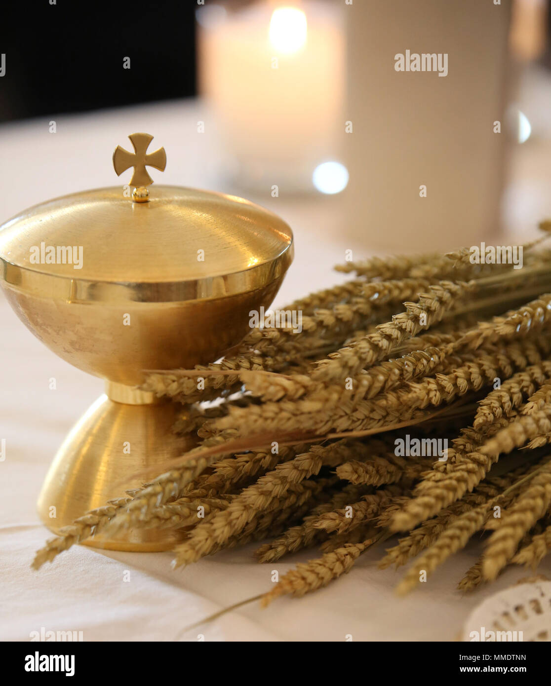 Golden calice su un altare in una chiesa con spighe di grano un simbolo  religioso del cristianesimo Foto stock - Alamy