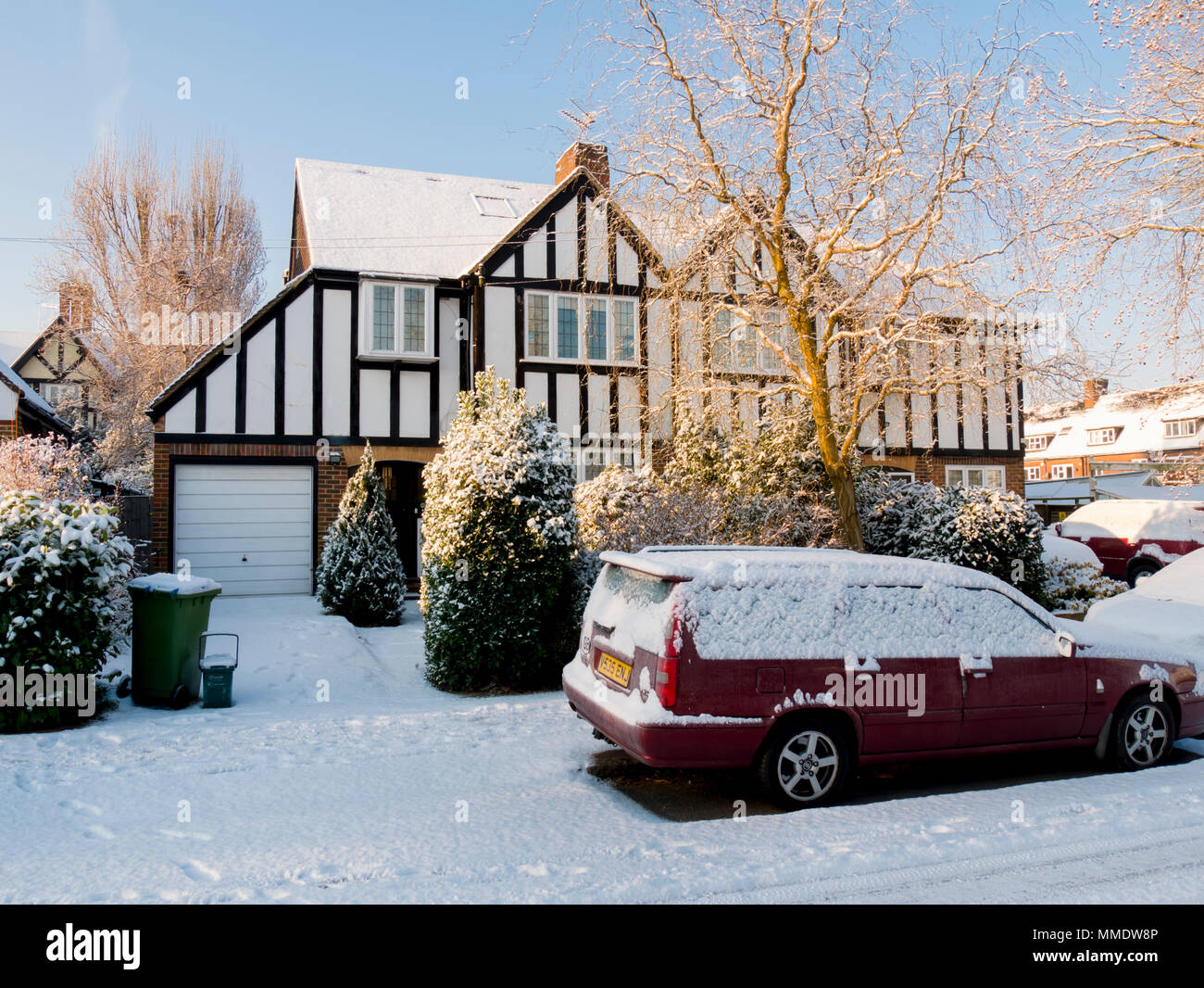 Europa, Regno Unito, Inghilterra, Surrey, sobborgo di inverno Foto Stock