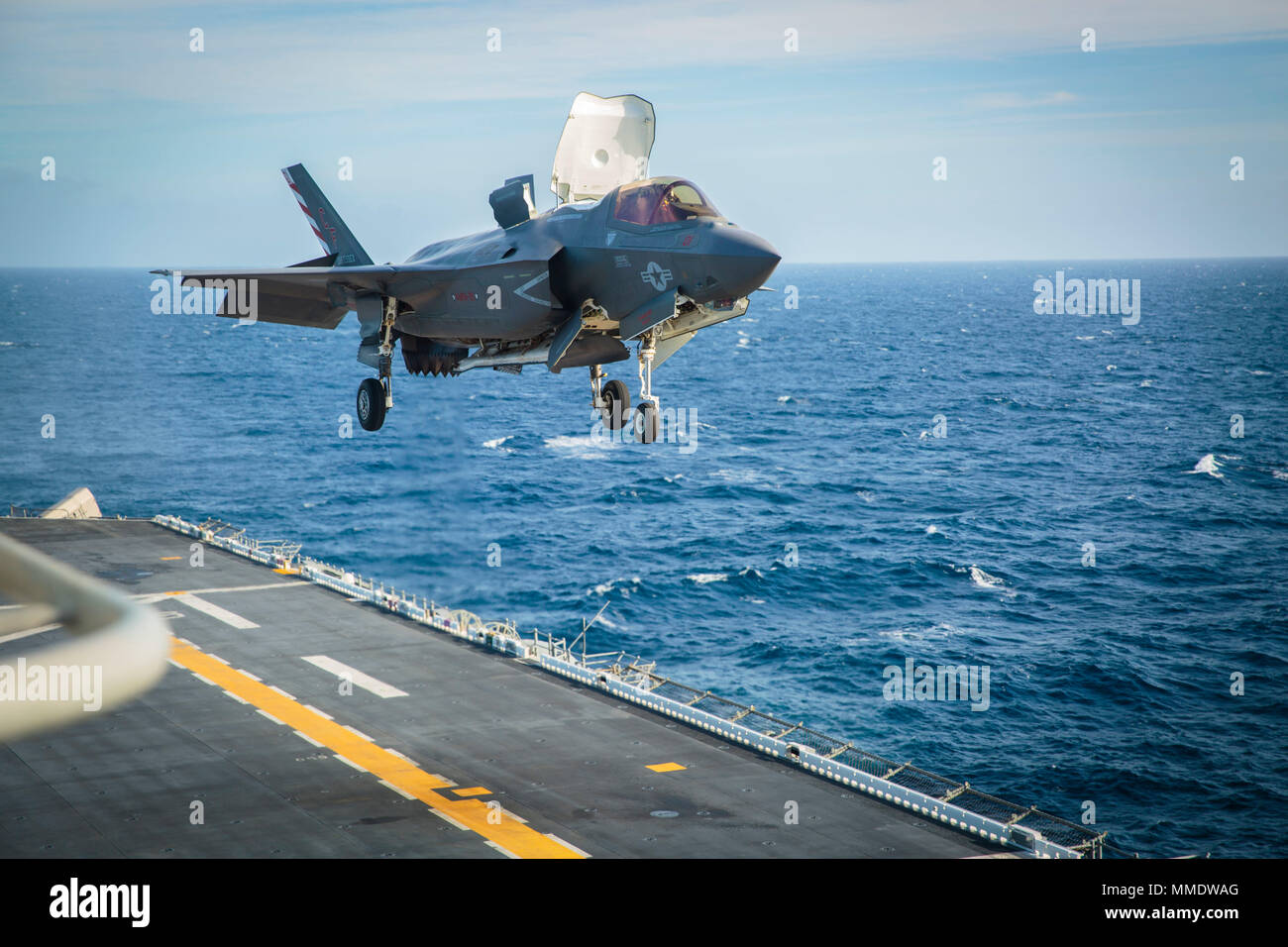 Un U.S. Marine F-35B Lightning II con Marine Fighter Attack Squadron (VMFA) 211, Marine Aircraft Group 13, terzo Marine Air Wing, si prepara a terra a bordo della USS Essex (LHD 2) durante l'esercizio Alba Blitz, 20 ottobre 2017. Esercizio Alba Blitz integra la quinta generazione di funzionalità di aviazione nel MAGTF e distribuisce questa capacità in mare e a terra i ruoli. (U.S. Marine Corps foto di Sgt. Aprile il Prezzo di L.) Foto Stock