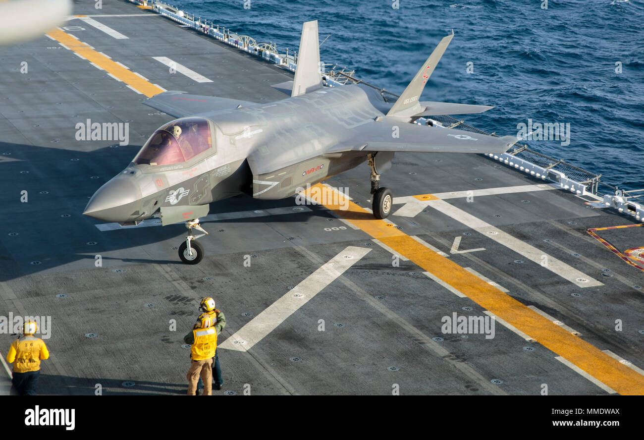 Un U.S. Marine F-35B Lightning II con Marine Fighter Attack Squadron (VMFA) 211, Marine Aircraft Group 13, terzo Marine Air Wing, terre a bordo della USS Essex (LHD 2) durante l'esercizio Alba Blitz, 20 ottobre 2017. Esercizio Alba Blitz integra la quinta generazione di funzionalità di aviazione in Marina di Massa aria Task Force e distribuisce questa capacità in mare e a terra i ruoli. (U.S. Marine Corps foto di Sgt. Aprile il Prezzo di L.) Foto Stock
