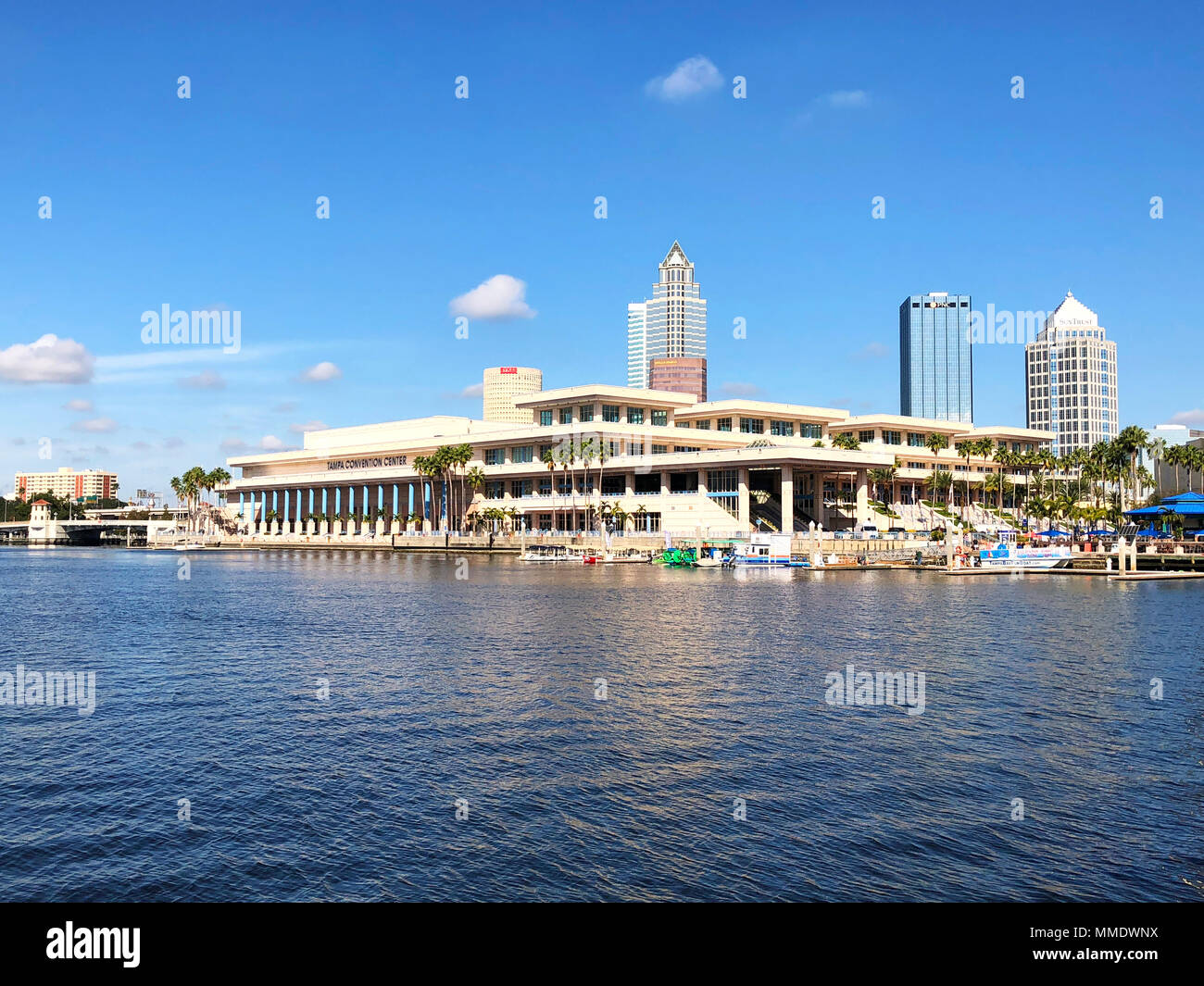 Tampa, Florida - Novembre 22, 2017: Il Tampa Convention Center, un centro congressi situato in downtown Tampa, in corrispondenza della bocca dell'Hillsborough Rive Foto Stock