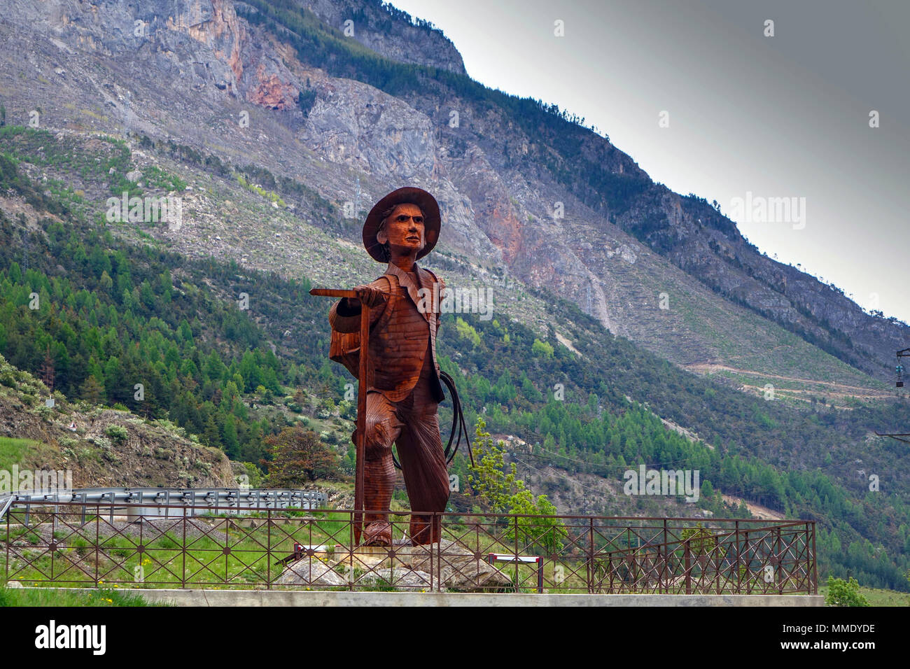 Statua di ferro di Edward Whymper, UK alpinista, dall artista Christian Burger, guardando verso il Monte Pelvoux Foto Stock