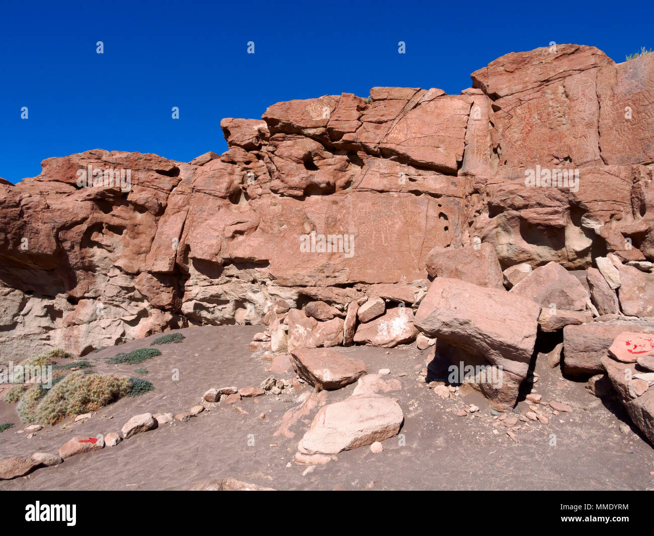 Petroglifi Yerbas Buenas, il Deserto di Atacama, Cile. La parete di sovrapposizione di incisioni rupestri conosciuta come El Muro. Foto Stock