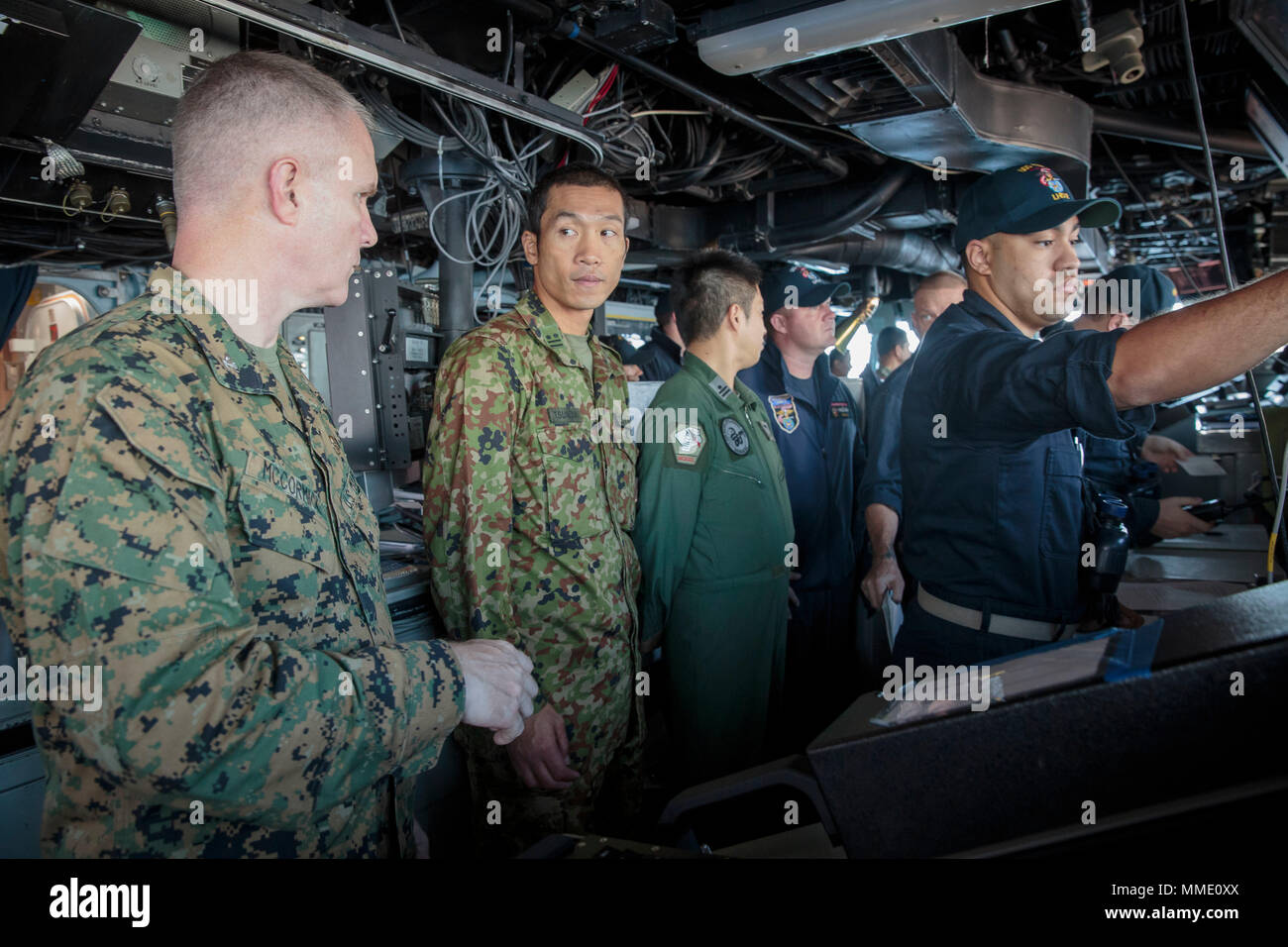 Stati Uniti Marine Col. Peter McCormick, sinistra, comandante delle truppe a bordo della USS Essex (LHD 2) per l'esercizio Alba Blitz 2017, parla di capacità anfibie di Lt. Col. Ken Tsuneda, destra, un Giapponese ufficiale con il Giappone terra Forza di Autodifesa, a bordo della USS Essex (LHD 2), 24 ottobre, 2017. Esercizi come Alba Blitz permettono ai partecipanti di promuovere e sostenere la cooperativa relazioni bilaterali e multilaterali che migliorano la sicurezza regionale, la stabilità e la prosperità. (U.S. Marine Corps foto di Sgt. Aprile il Prezzo di L.) Foto Stock