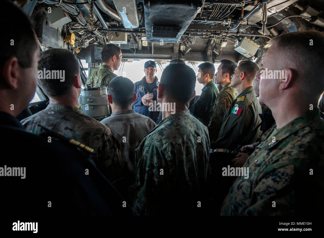 Stati Uniti Navy Master Chief Ryan Curylo, intendente assegnato alla USS Essex (LHD 2), parla di capacità anfibie di un gruppo di osservatori stranieri che partecipano in esercizio Alba Blitz, 24 ottobre, 2017. Alba Blitz è una premiere opportunità di fornire addestramento realistico che sfrutta le funzionalità fornite da ciascun partecipante e rafforzare le relazioni necessarie per affrontare collettivamente alle crisi e proteggere condivisa degli interessi marittimi. (U.S. Marine Corps foto di Sgt. Aprile il Prezzo di L.) Foto Stock