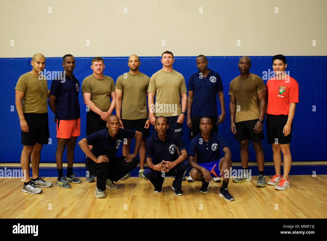 171012-N-RF885-003 CAMP LEMONNIER, Gibuti (ott. 12, 2017) marinai attaccata alla costiera squadrone fluviale (CRS) 1 completato con successo un fisico sessione di fitness con rappresentanti della marina militare del Gibuti a Camp Lemonnier, Gibuti, Ottobre 12, 2017. CRS 1 è distribuita negli Stati Uniti Sesta flotta area di operazioni e conduce lo spettro completo di giunto e operazioni navali, spesso di concerto con allied, articolari e tra le agenzie partner, al fine di avanzare U.S. gli interessi nazionali e la sicurezza e la stabilità in Europa e in Africa. (U.S. Foto di Marina di Massa Specialista comunicazione di seconda classe N Foto Stock