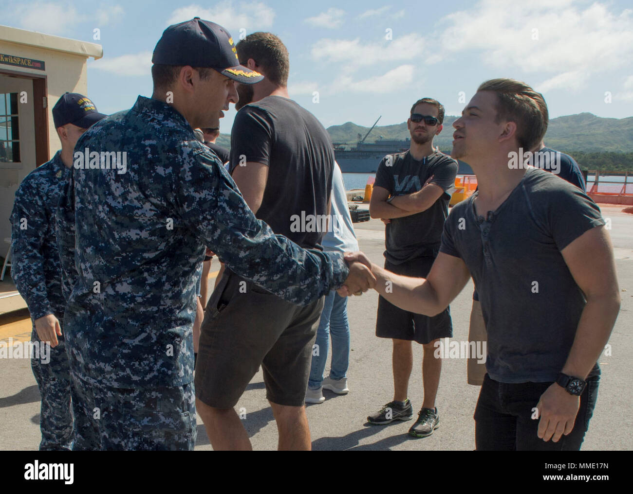 171021-N-WI626-006 Apra Harbor, Guam (ott. 21, 2017) Paese cantante di musica Hunter Hayes grazie della Cmdr. Steven Tarr III, comandante della Los Angeles-class attack submarine USS Topeka (SSN 754), per l'equipaggio di servizio nelle forze armate dopo un tour a bordo, Ott. 21. Hayes e la sua band ha suonato presso la base navale di Guam e Andersen Air Force Base come parte di un tour del Pacifico di basi militari sponsorizzato dalla Marina morale, di benessere e di svago e di intrattenimento della marina per migliorare il morale dei membri di servizio che serve all'estero. (U.S. Navy foto di Lt. Lauren spaziano/RILASCIATO) Foto Stock