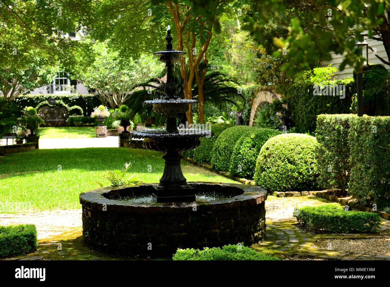 Fontana di estate - Summer View di una fontana di acqua in un tranquillo piccolo giardino. Charleston, Carolina del Sud, Stati Uniti d'America. Foto Stock