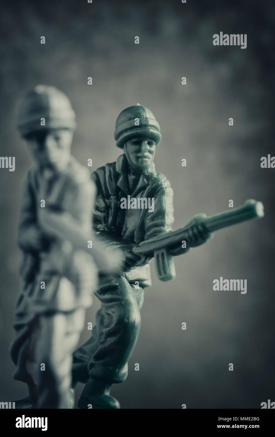 Macro colpo di due giocattolo di plastica soldati Foto Stock