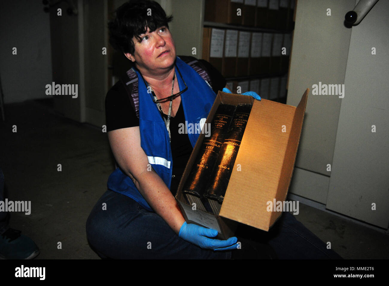 SAN JUAN, Puerto Rico -- Jennifer Groman, patrimonio nazionale di emergenza Task Force, ispeziona il contenuto di uno di più di 12.000 caselle del notaio documenti memorizzati in archivi generali di Puerto Rico durante una missione esplorativa ott. 23. Archivi Generali edificio è stato senza potere dall uragano Maria ha colpito Porto Rico il 7 settembre 20 e condizioni di caldo e umidità costituiscono una minaccia per la sua vasta collezione di documenti storici. Foto Stock