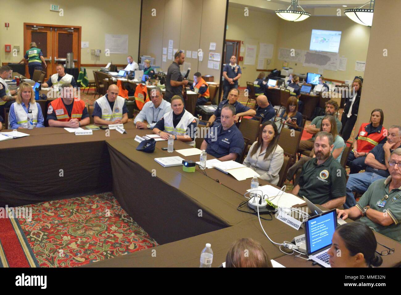 Uragano Maria FSE-10 PR comando unificato personale breve Puerto Rico Dipartimento delle risorse naturali e ambientali Segretario Tania Vasquez Rivera in Incident Command Post in San Juan, Puerto Rico, 20 ott. 2017. La Maria FSE-10 PR comando unificato, consistente del dipartimento delle risorse naturali e ambientali, U.S. Coast Guard in congiunzione con il Porto Rico della qualità ambientale Scheda di controllo, Agenzia di protezione ambientale e di Stati Uniti e Fish & Wildlife Service, risponde alle navi trovato essere danneggiato, spostato, sommerse o affondata. Il FSE 10 è la fram Foto Stock