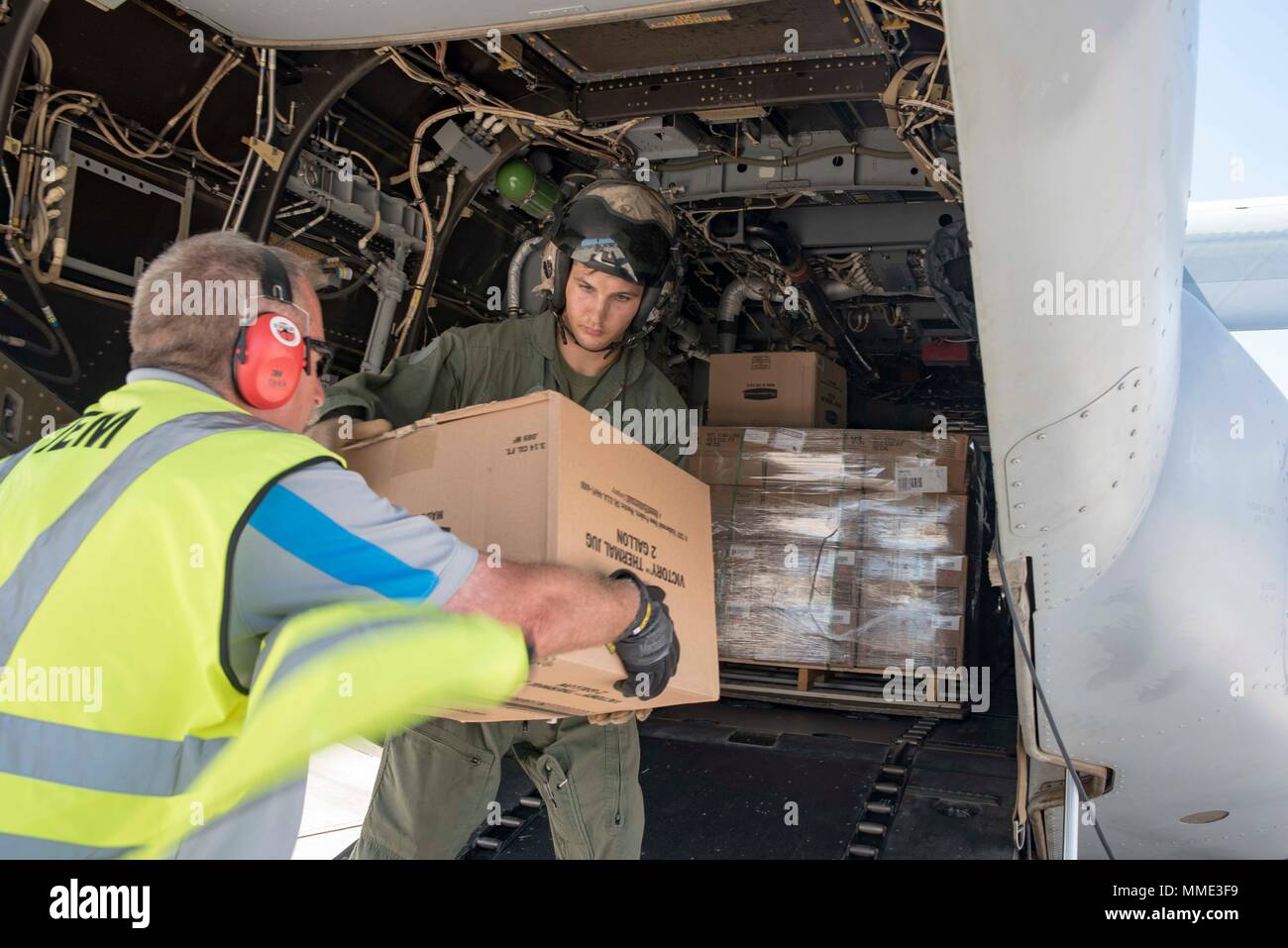 171024-N-WH681-059 Ponce, Puerto Rico (ott. 24, 2017) Marine Cpl. Jared Smith, attaccato all'assalto anfibio nave USS Kearsarge (LHD 3), carichi di cibo su una MV-22 Osprey per la distribuzione ai cittadini di Ponce, Puerto Rico. Kearsarge è assistere con i soccorsi dopo il passaggio dell uragano Maria. Il Dipartimento della difesa è di sostenere la Federal Emergency Management Agency, il piombo agenzia federale, per aiutare le persone colpite dall'uragano Maria per ridurre al minimo la sofferenza ed è un componente del complessivo intero-di-risposta del governo sforzo. (U.S. Navy Foto di comunicazione di massa Specialis Foto Stock