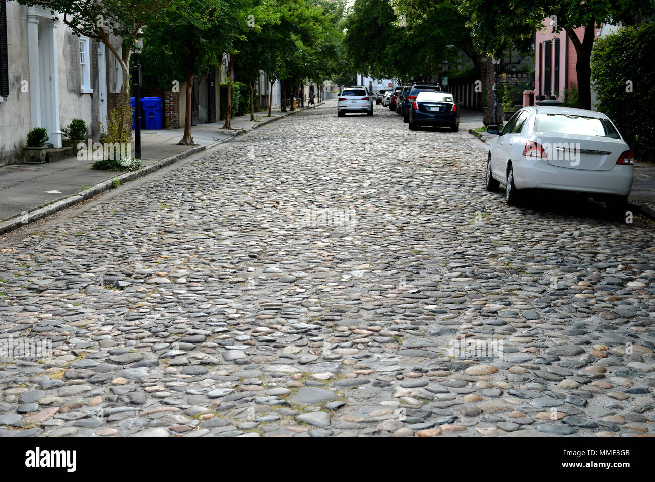 Ciottolo vicoletto - un tranquillo vicolo in ciottoli nel Quartiere Francese del centro cittadino di Charleston, South Carolina, Stati Uniti d'America. Foto Stock