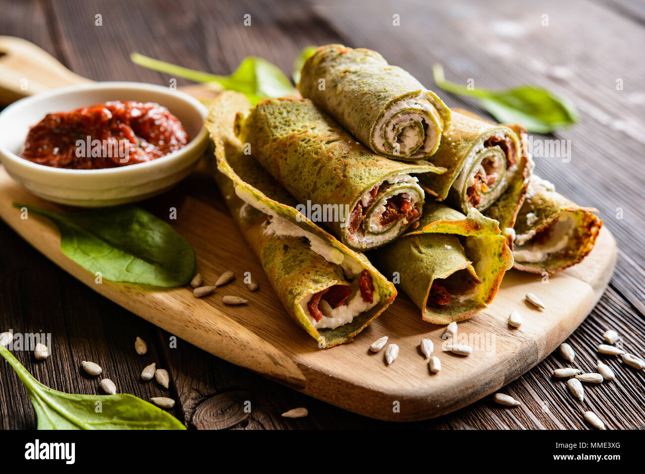 Gli spinaci salate frittelle ripiene di formaggio Feta, latticini, sun pomodoro secco e semi di girasole Foto Stock