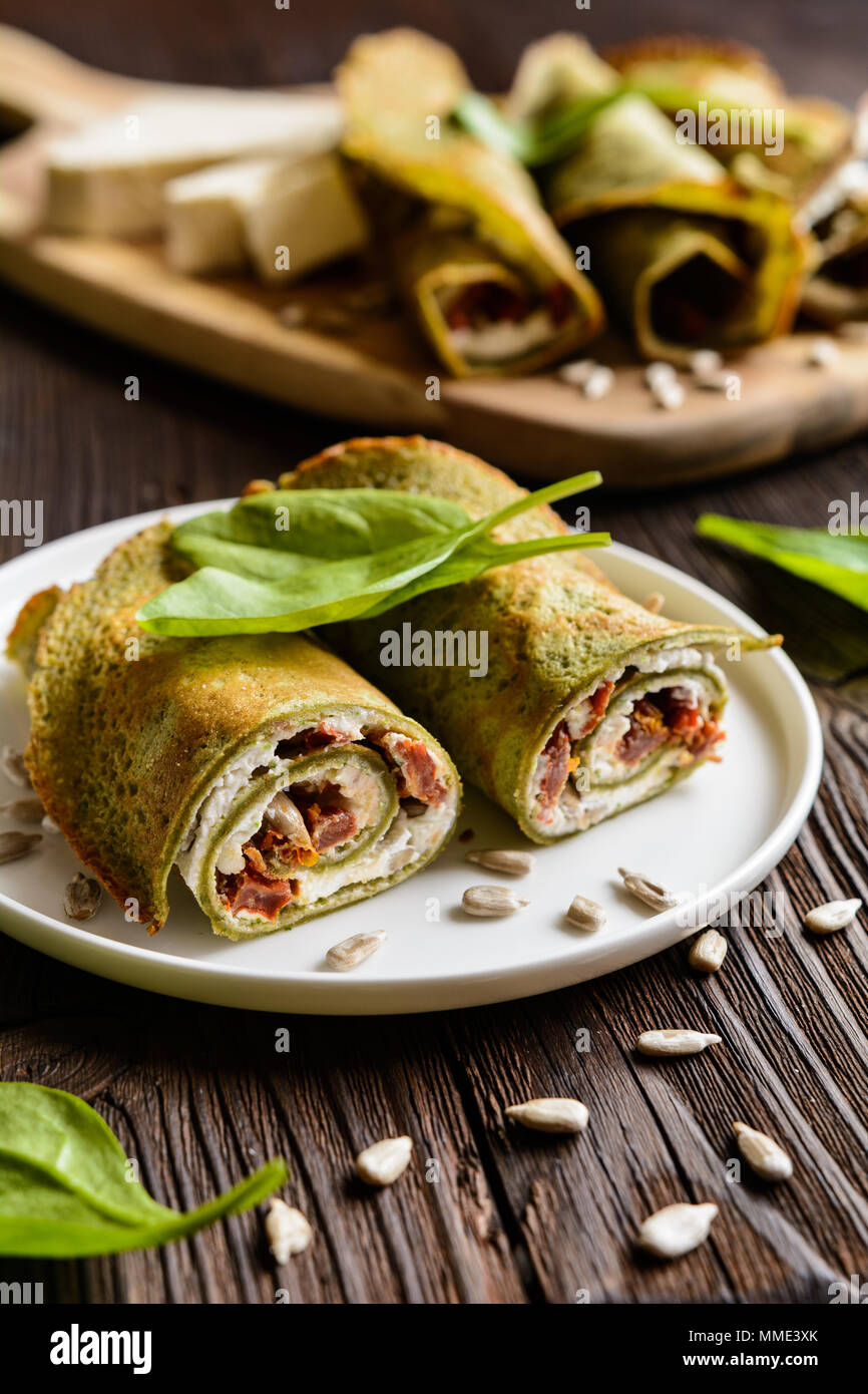 Gli spinaci salate frittelle ripiene di formaggio Feta, latticini, sun pomodoro secco e semi di girasole Foto Stock