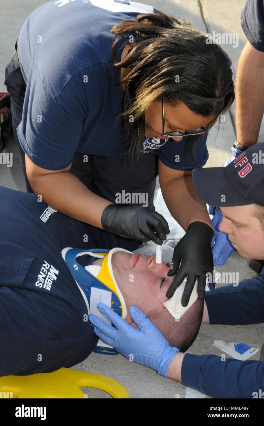 Medic controlla gli occhi per i segni di una commozione cerebrale In Bladensburg, Md modello rilasciato Foto Stock