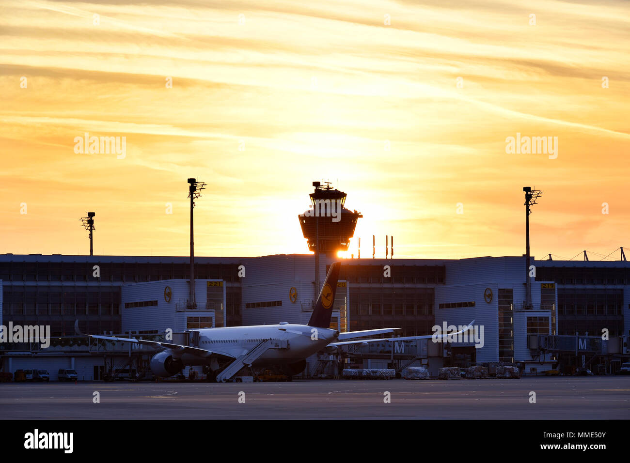 Airbus A 350-900, il tramonto del sole, Sunrise, Terminale, Torre, Red Sky, romantico, twilight, aeromobili, aereo, aereo, aeroporto di Monaco di Baviera, MUC, Germania, Foto Stock