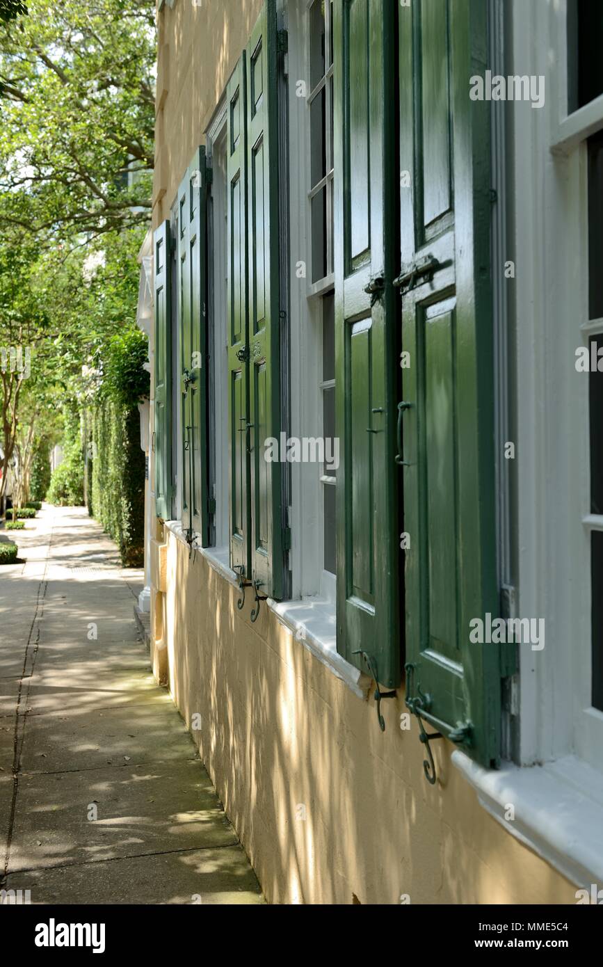 Estate vicoletto - un tranquillo vicolo nel centro storico di Charleston, South Carolina, Stati Uniti d'America. Foto Stock