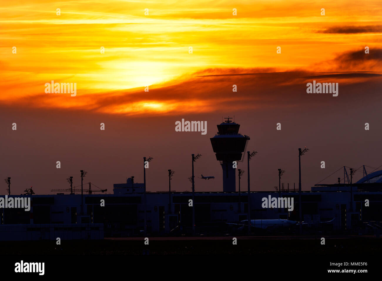 Il tramonto del sole, Sunrise, Terminale, Torre, Red Sky, romantico, twilight, aeromobili, aereo, piano, MAC, cloud, Aeroporto di Monaco di Baviera, MUC, Germania, Foto Stock