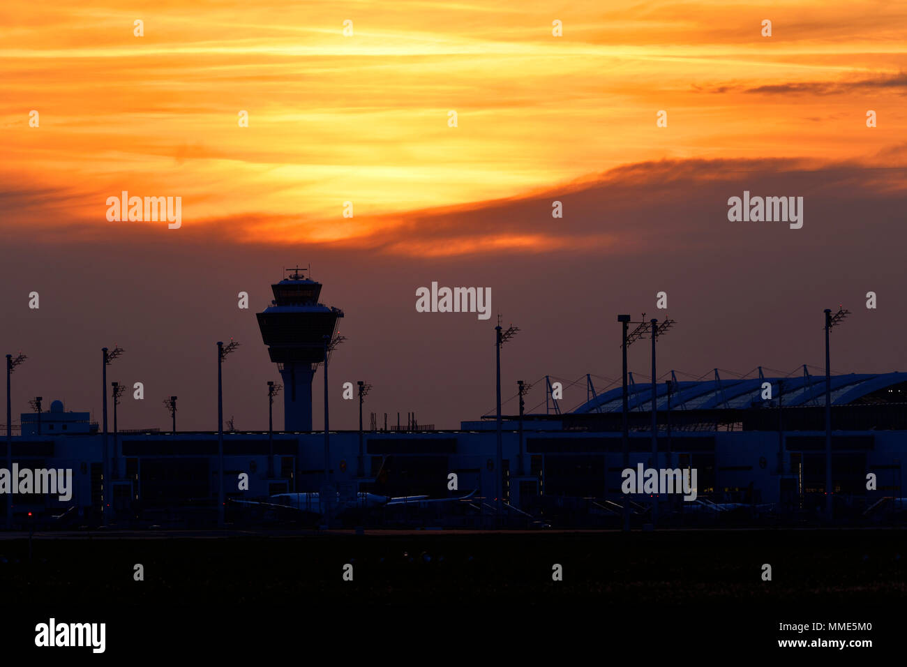 Il tramonto del sole, Sunrise, Terminale, Torre, Red Sky, romantico, twilight, aeromobili, aereo, piano, MAC, cloud, Aeroporto di Monaco di Baviera, MUC, Germania, Foto Stock