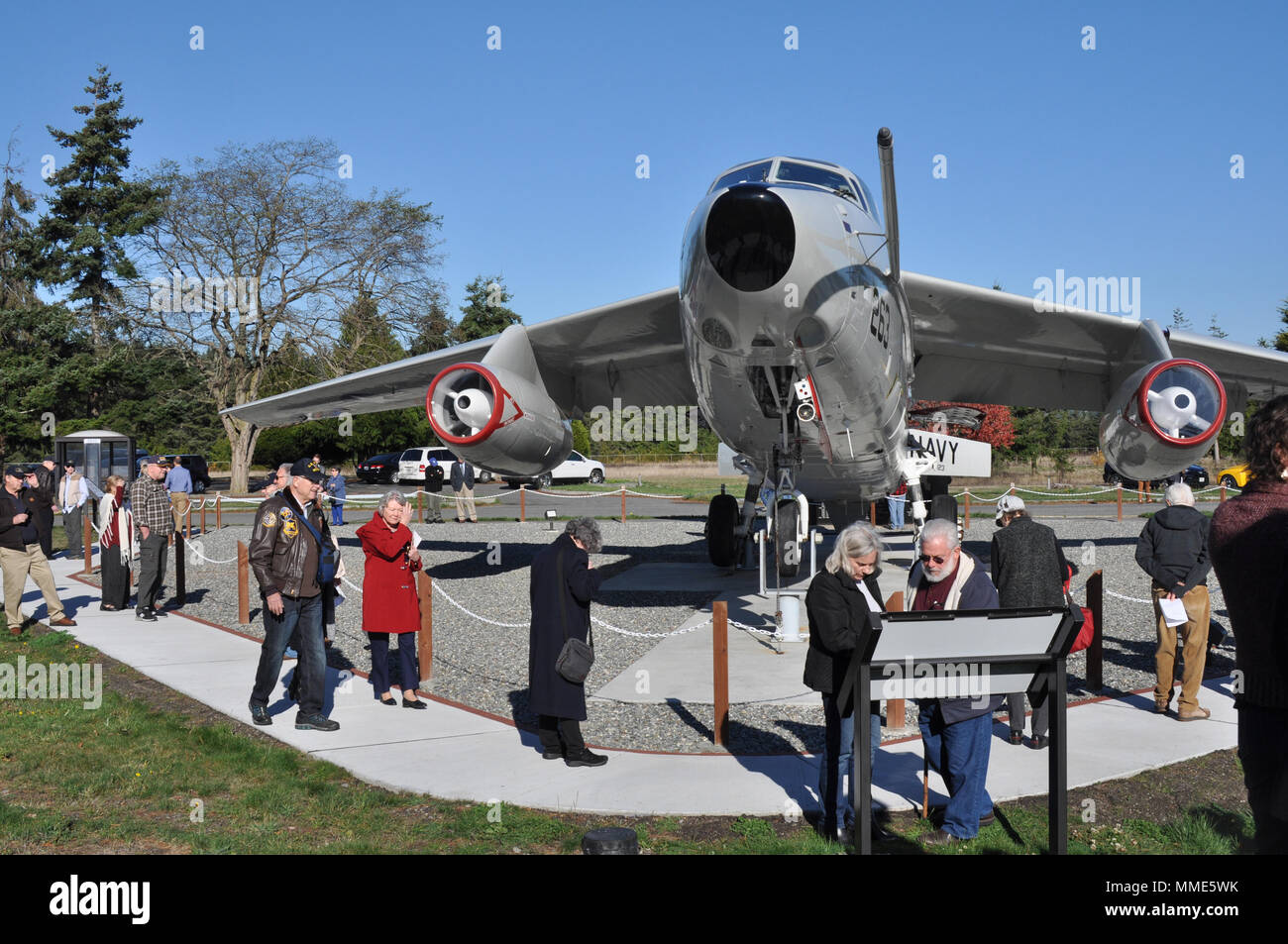 NAS Whidbey Island, nello Stato di Washington (26 ottobre 2017) - Circa 150 ospiti hanno partecipato A-3 Skywarrior memorial cerimonia svoltasi nei pressi di NAS Whidbey Island il cancello principale 26 Ottobre. Il monumento è uno dei 15 intatto un-3 velivolo visualizza negli Stati Uniti ed è stato sostenuto dalla A-3 Skywarrior Whidbey Memorial Foundation. "Personalmente questo memoriale è speciale per me perché i nomi dei dieci dei miei amici sono sul cemento," ha affermato Frank Cogdell, presentatore durante la cerimonia di premiazione e membro della A-3 Skywarrior foundation. "Noi tutti rendiamo omaggio e sarà per sempre ricordare e onorare tutti gli uomini", ha detto. (U.S. Foto Stock