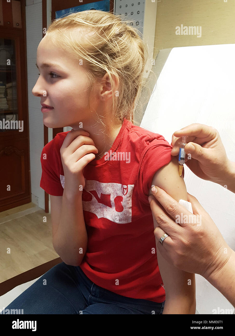 La vaccinazione di un adolescente Foto Stock