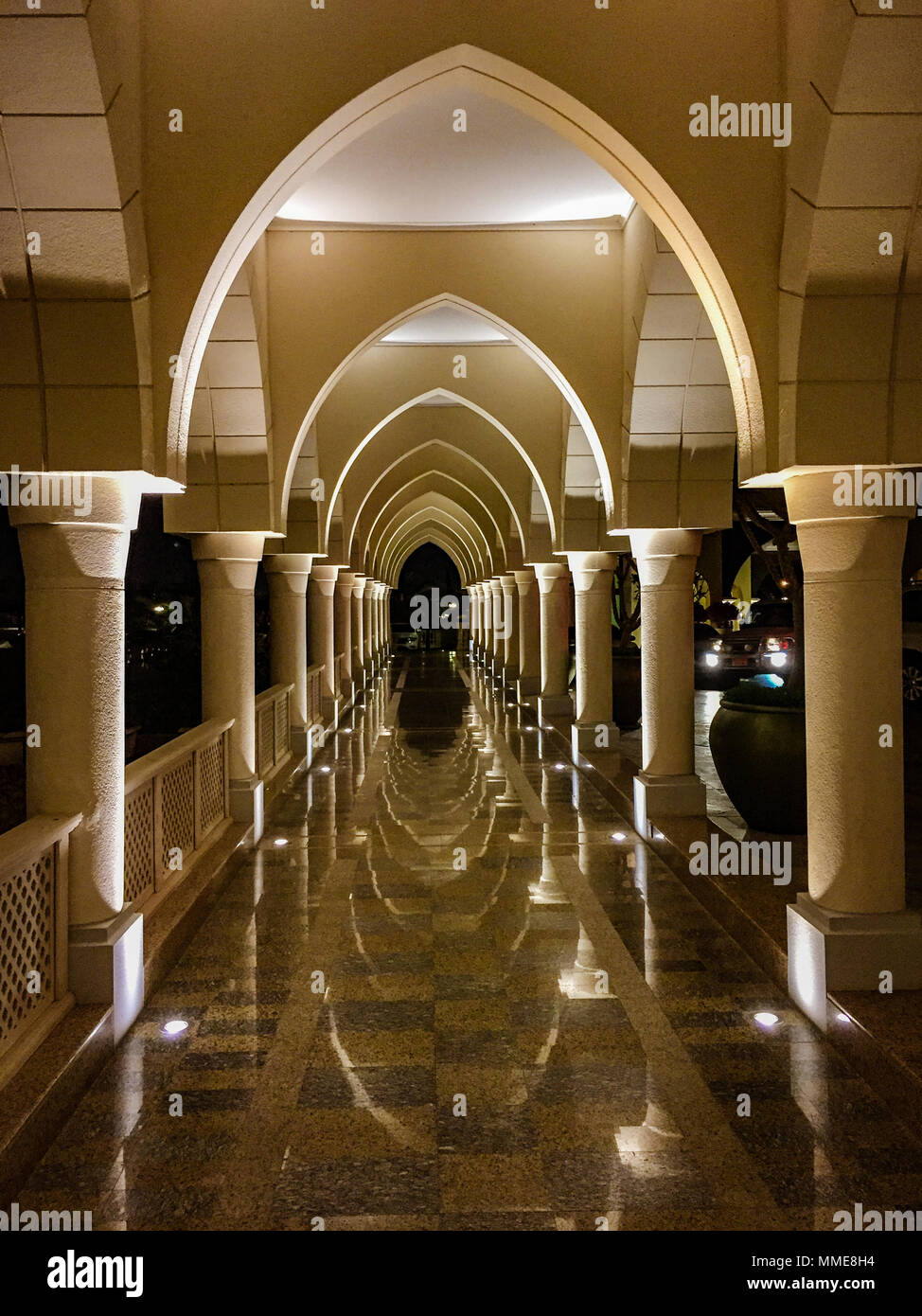 ABU DHABI, Emirati arabi uniti, MAR 21, 2018: colonne interne di Sheik Zayed Mosque Foto Stock