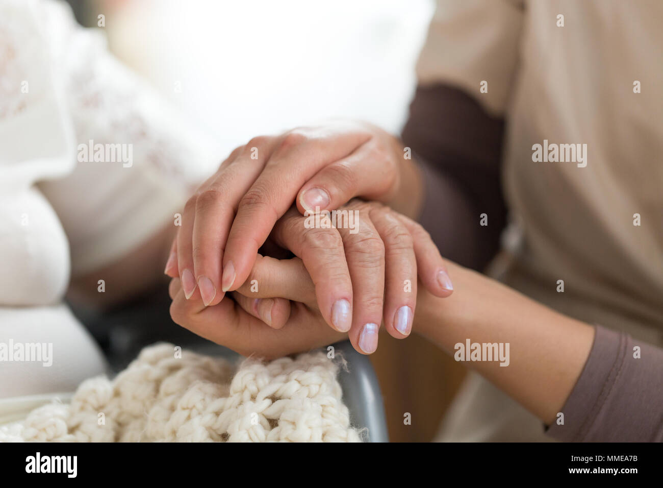 Close-up foto di una femmina di caregiver e senior donna tenendo le mani. Senior il concetto di cura. Foto Stock