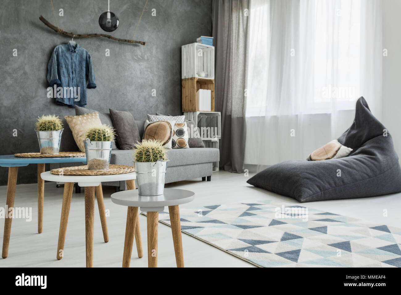 Moderno E Minimalista E Luminoso Soggiorno In Sfumature Di Colore Ciano Con Divano Poltrona Sacco Tre Tavoli Da Caffe Con Cactus Sul Tappetino E Box Realizzati Foto Stock Alamy