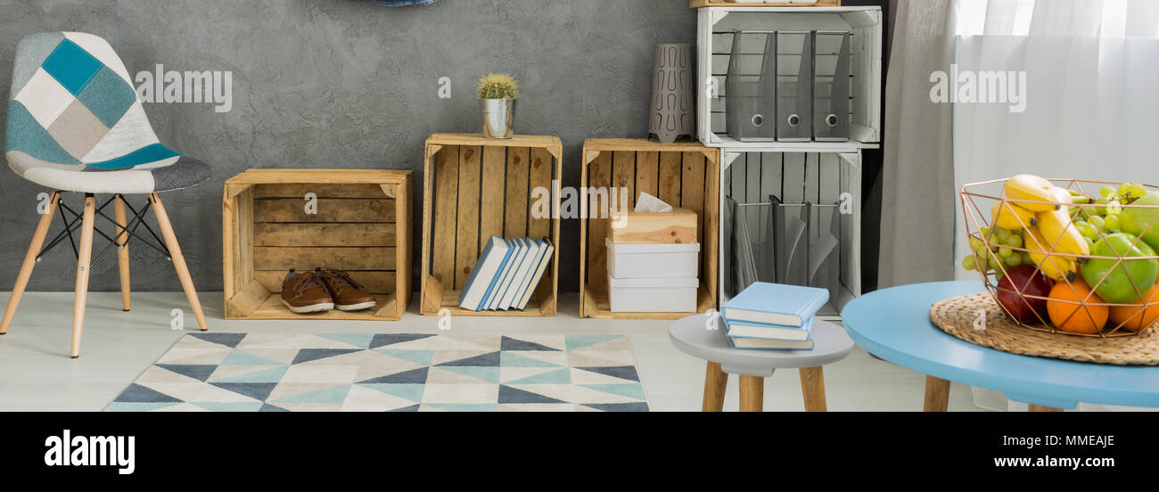 Scatole di legno disposte come rack di stoccaggio in un moderno appartamento studio Foto Stock