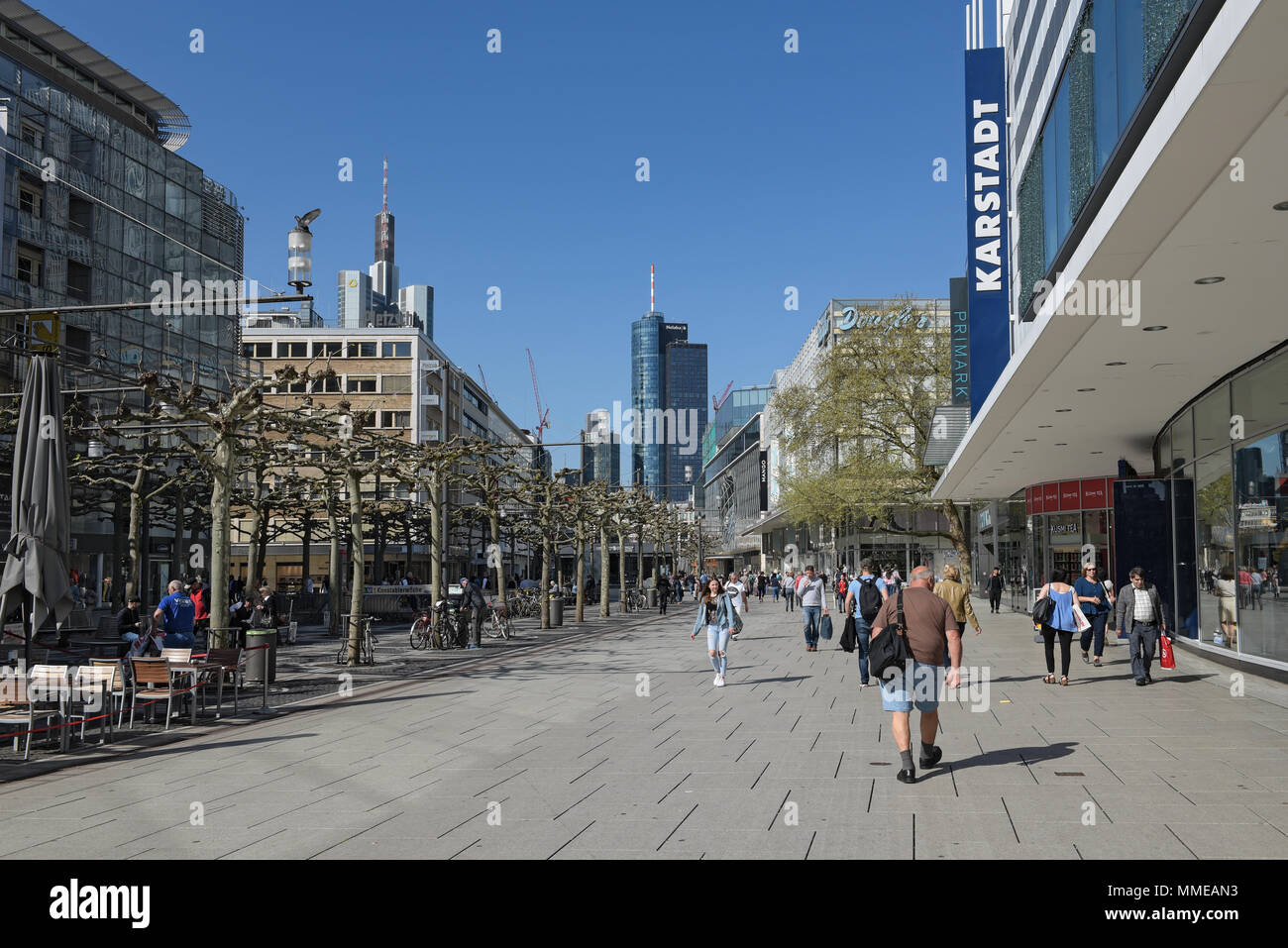 La gente a piedi al mattino sulla zona pedonale di Zeil a frankfurt am main, Germania Foto Stock
