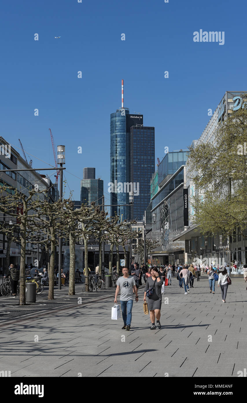 La gente a piedi al mattino sulla zona pedonale di Zeil a frankfurt am main, Germania Foto Stock