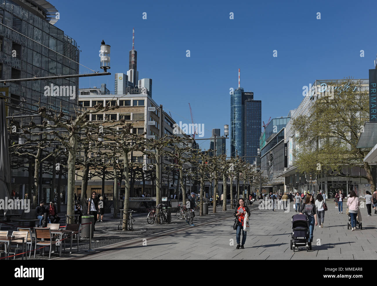 La gente a piedi al mattino sulla zona pedonale di Zeil a frankfurt am main, Germania Foto Stock