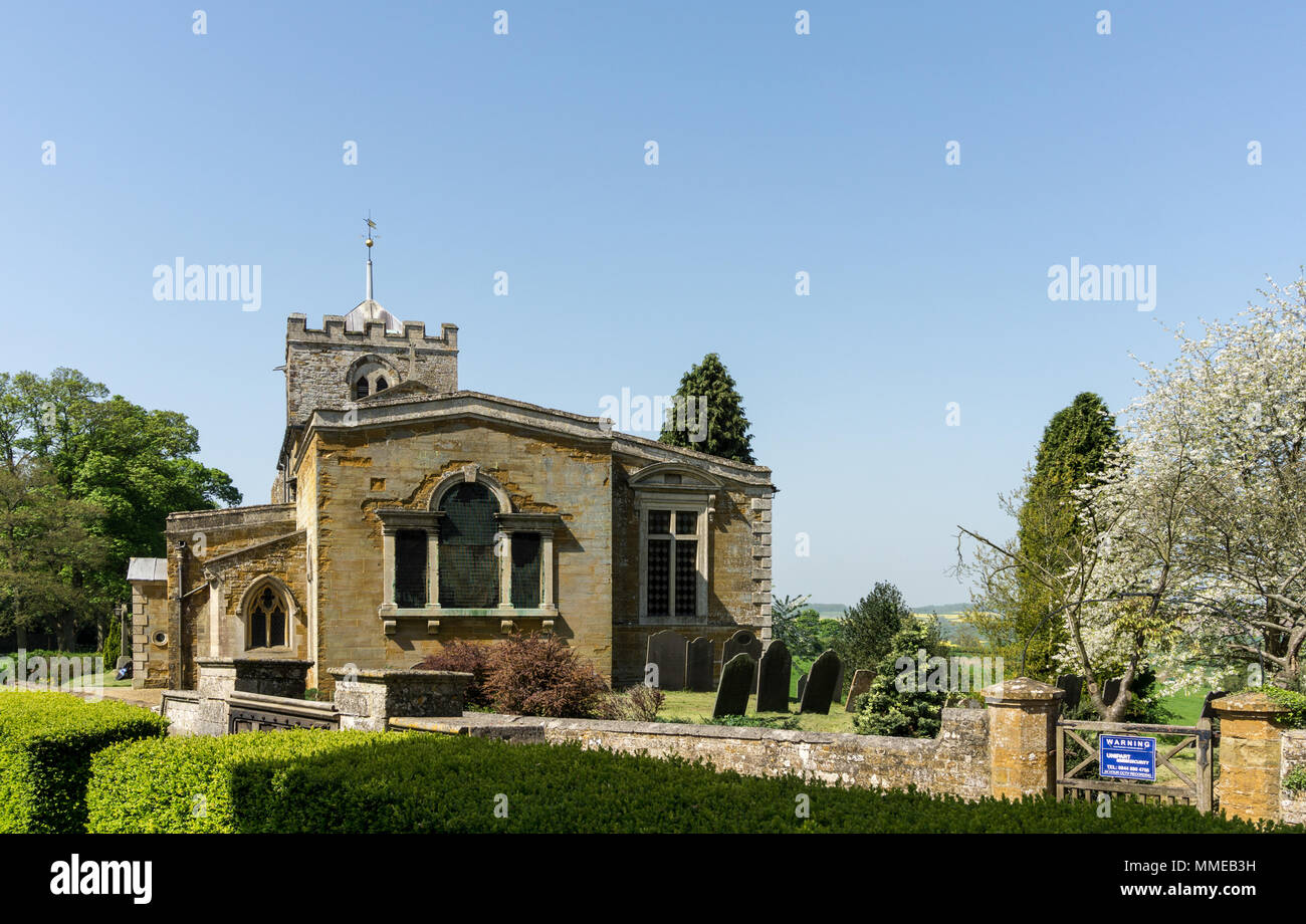 La chiesa di Tutti i Santi come visto dalla motivazione di Lamport Hall, Northamptonshire, Regno Unito; le parti più antiche della chiesa risalgono al XIII secolo. Foto Stock