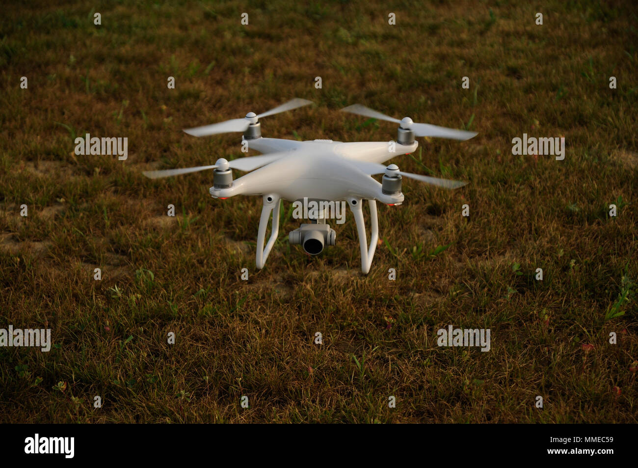 Drone Quadrocopter tenendo spento Foto Stock