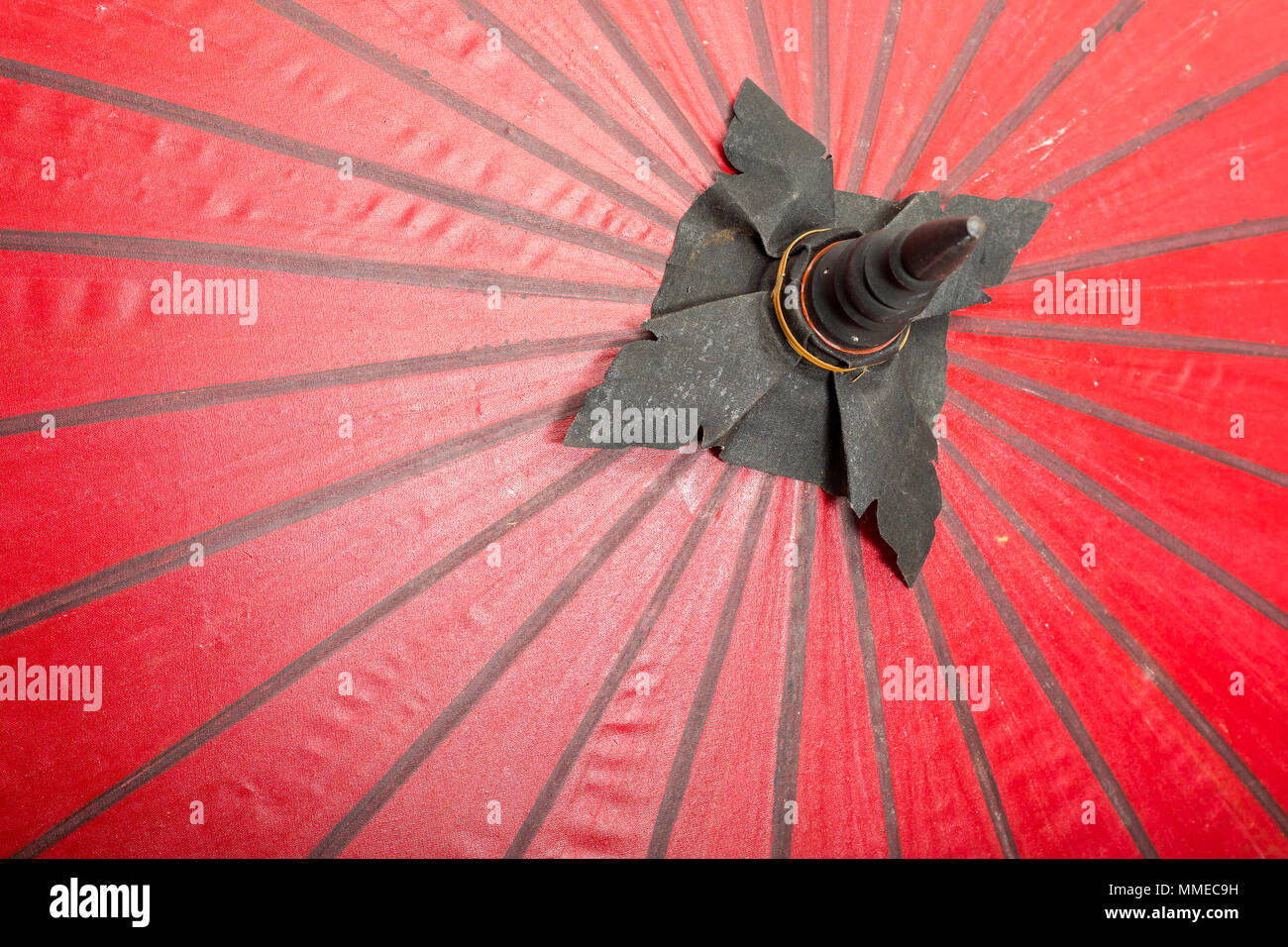Colore rosso ombrelloni vicino, tradizionale artigianato asiatico in Thailandia e Myanmar , texture di sfondo Foto Stock