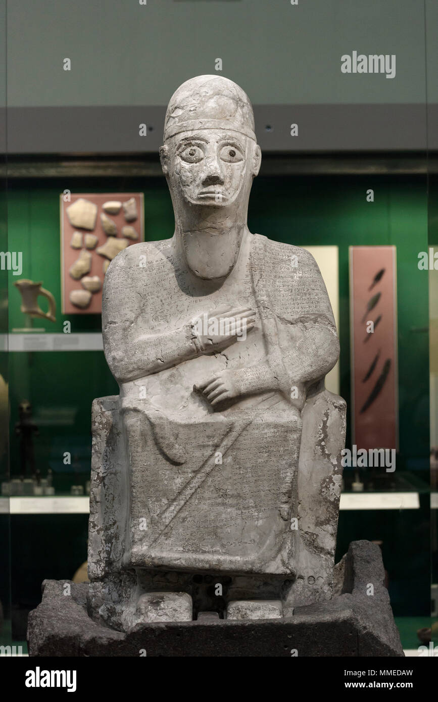 Londra. In Inghilterra. British Museum. Statua di re Idrimi di Alalakh, (1570-1500 a.C.), con autobiografico Akkadico iscrizione cuneiforme, da Tell ATC Foto Stock