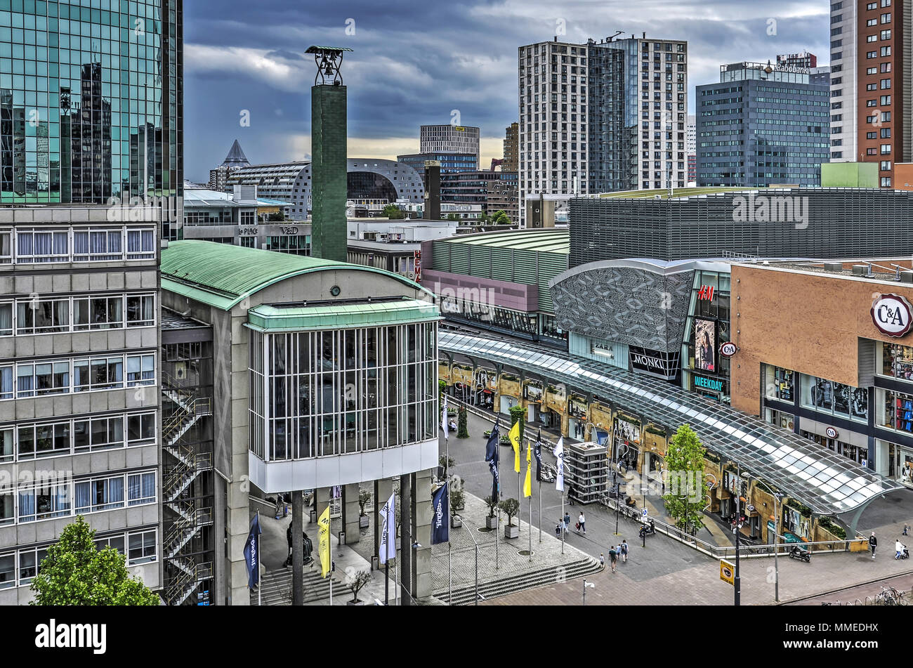 Rotterdam, Paesi Bassi, 3 Giugno 2017: Vista di Koopgoot shopping mall e il Beurs World Trade Center, con Markthal e vari altri edificio moderno Foto Stock