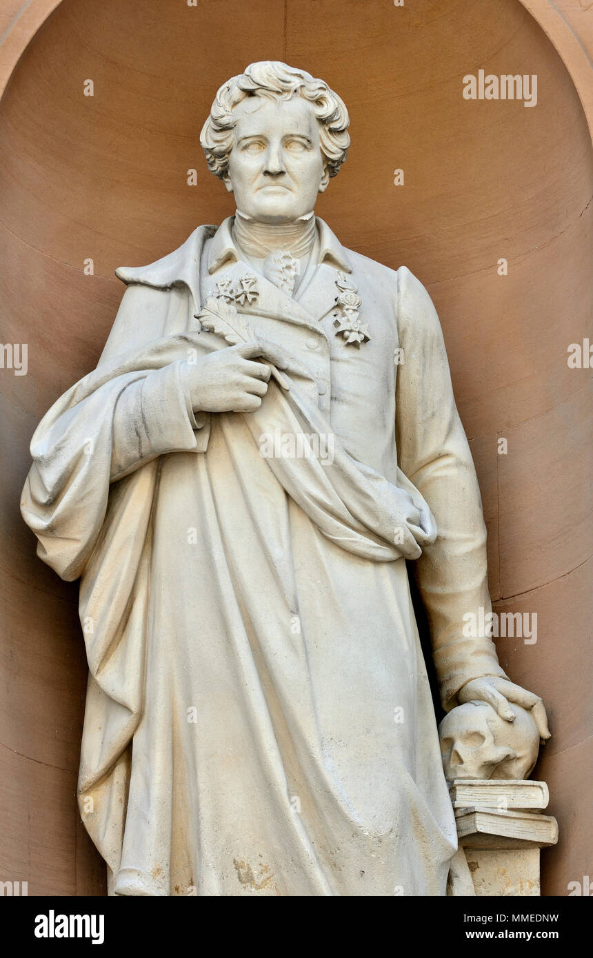 Londra, Inghilterra, Regno Unito. Statua (da William Theed) Burlington Gardens facciata della Royal Academy (Burlington House) Georges Cuvier (naturalista francese). C Foto Stock