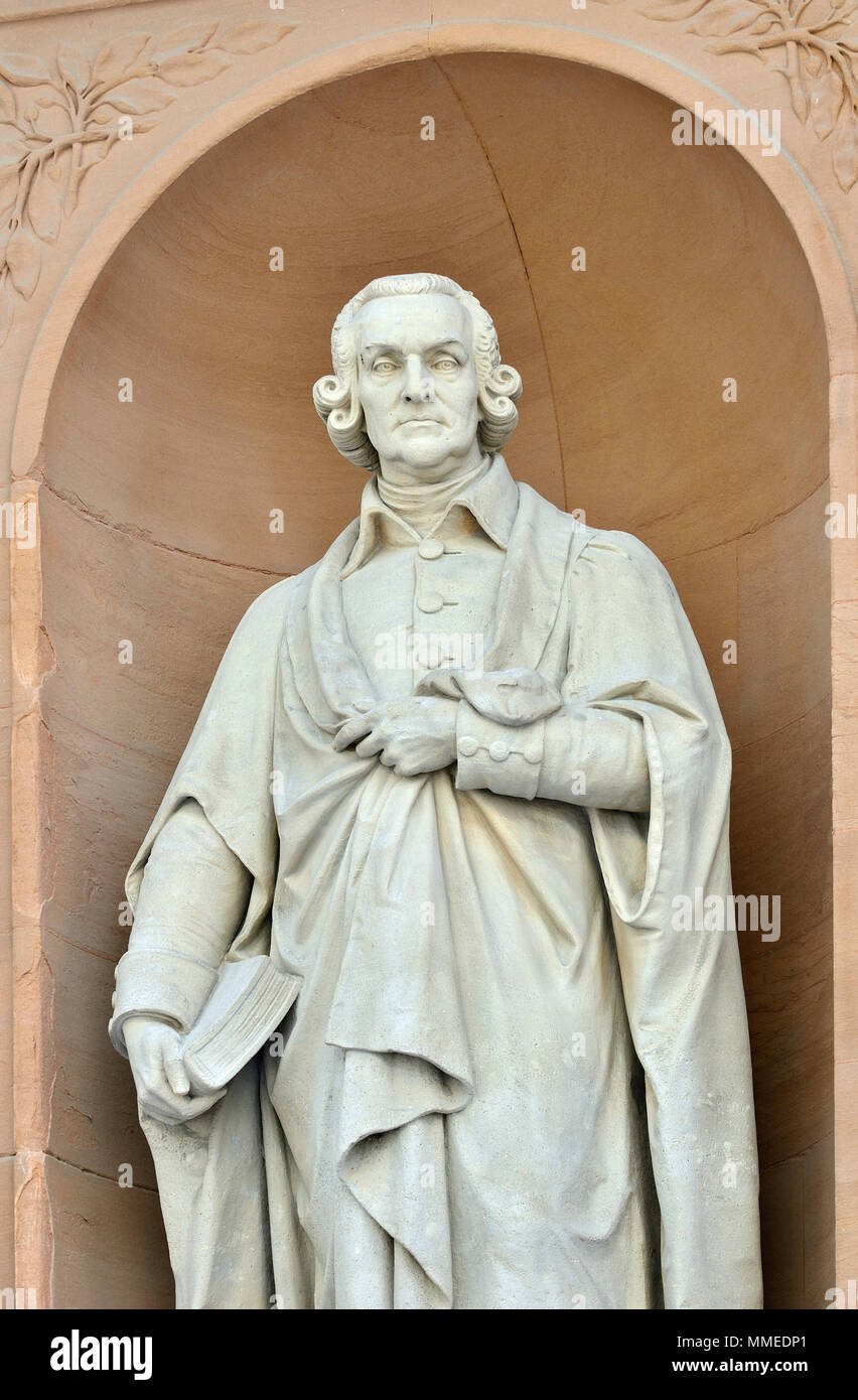 Londra, Inghilterra, Regno Unito. Statua: Adam Smith (da William Theed) su Burlington Gardens facciata della Royal Academy (Burlington House) pulita e ripristinata. Foto Stock