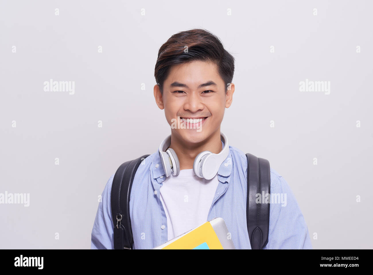 Fiducioso asian bello studente libri di contenimento Foto Stock