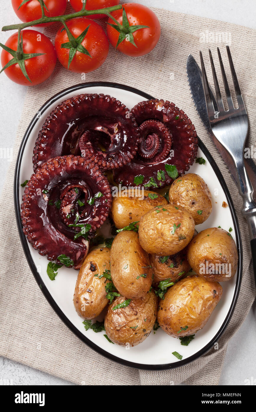 Polpo alla griglia con patate piccole con erbe e spezie. Vista superiore Foto Stock