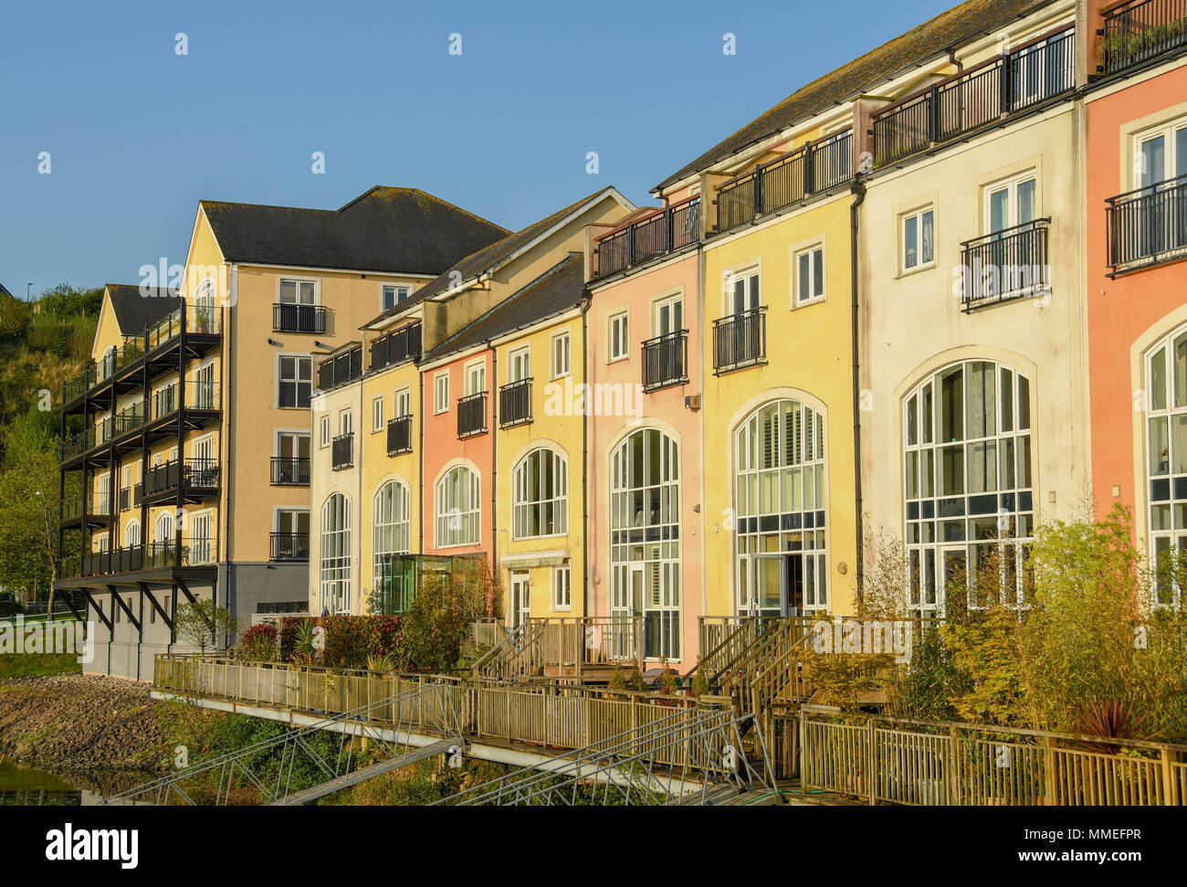 Nuove case sul lungomare nel Penarth Marina sviluppo con le pareti dipinte in colori diversi. Le case hanno accesso privato ad un molo del porto Foto Stock