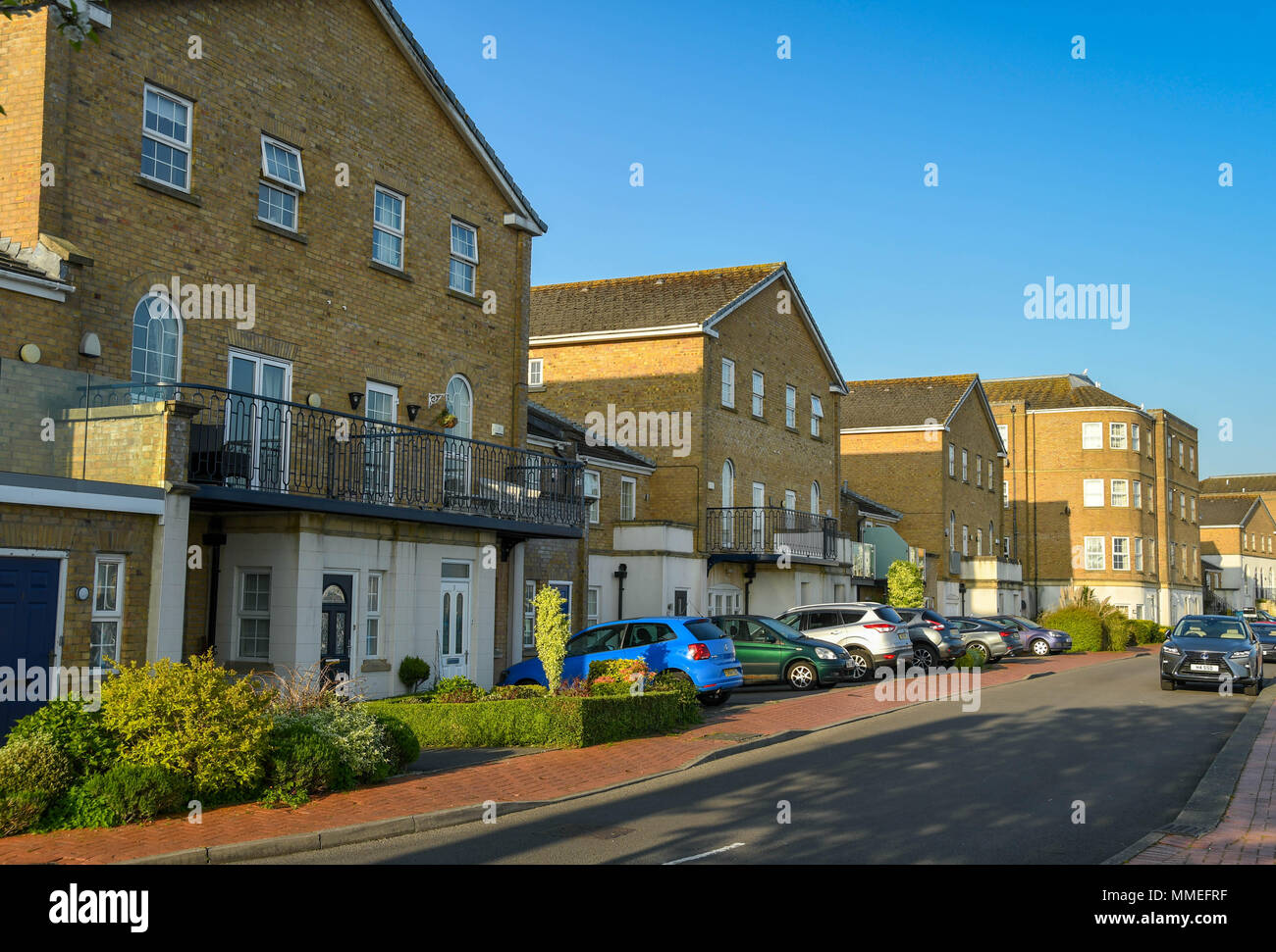 Waterside vivono in blocchi di appartamenti con balconi in Cardiff Bay. Nuove case erano parte della rigenerazione del ex dockland zone Foto Stock