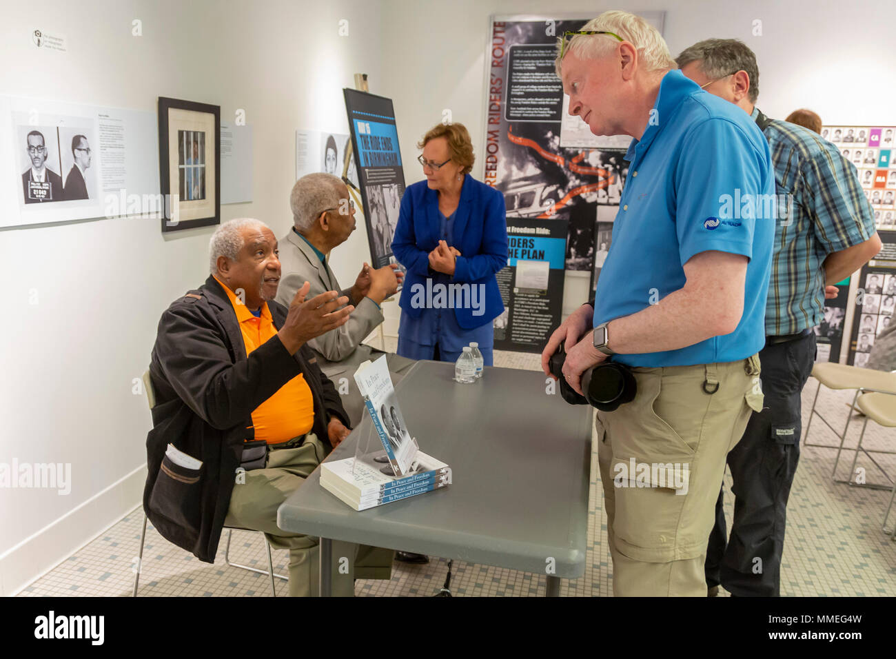 Montgomery, Alabama - Libertà piloti Bernard Lafayette (sinistra) e Rip Patton parla con i visitatori per la libertà Rides museo. Il museo è ospitato in t Foto Stock