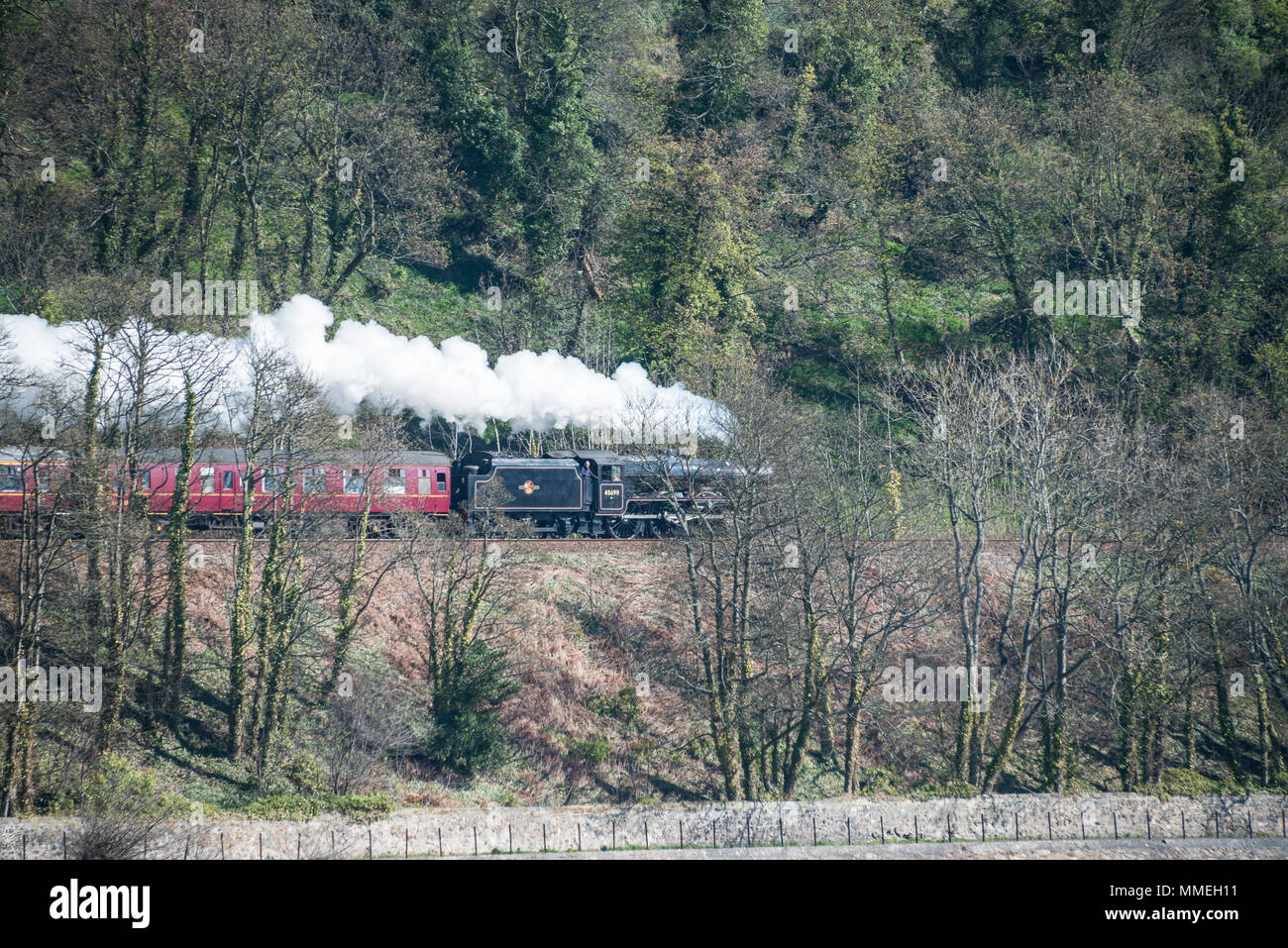 LMS Giubileo 5690 Classe Leander locomotiva a vapore corre lungo Silversands Bay Foto Stock